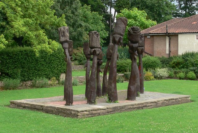 File:Sculpture - geograph.org.uk - 470835.jpg