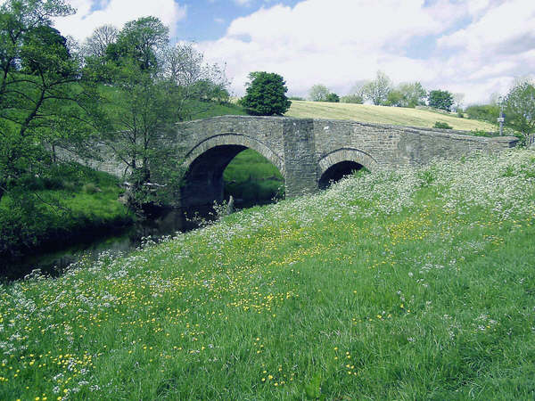 File:Semerwater bridge - geograph.org.uk - 346182.jpg