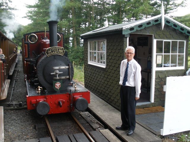 File:Trains pass, at Quarry Siding - geograph.org.uk - 1415477.jpg