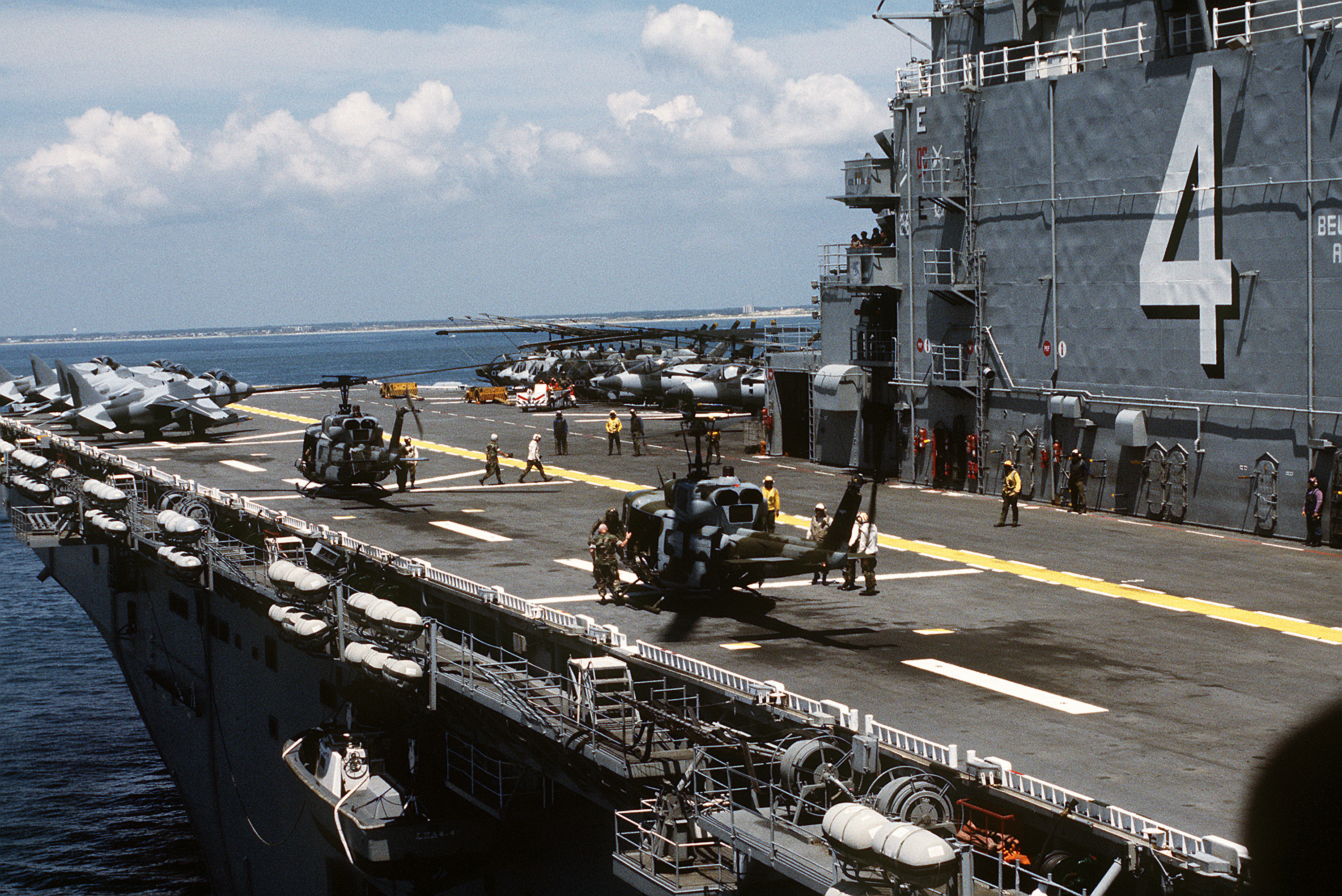 Фото поврежденного авианосца сша. USS Nassau LHA-4. Летная палуба авианосца. ВПП авианосца. Палуба авианосца США.