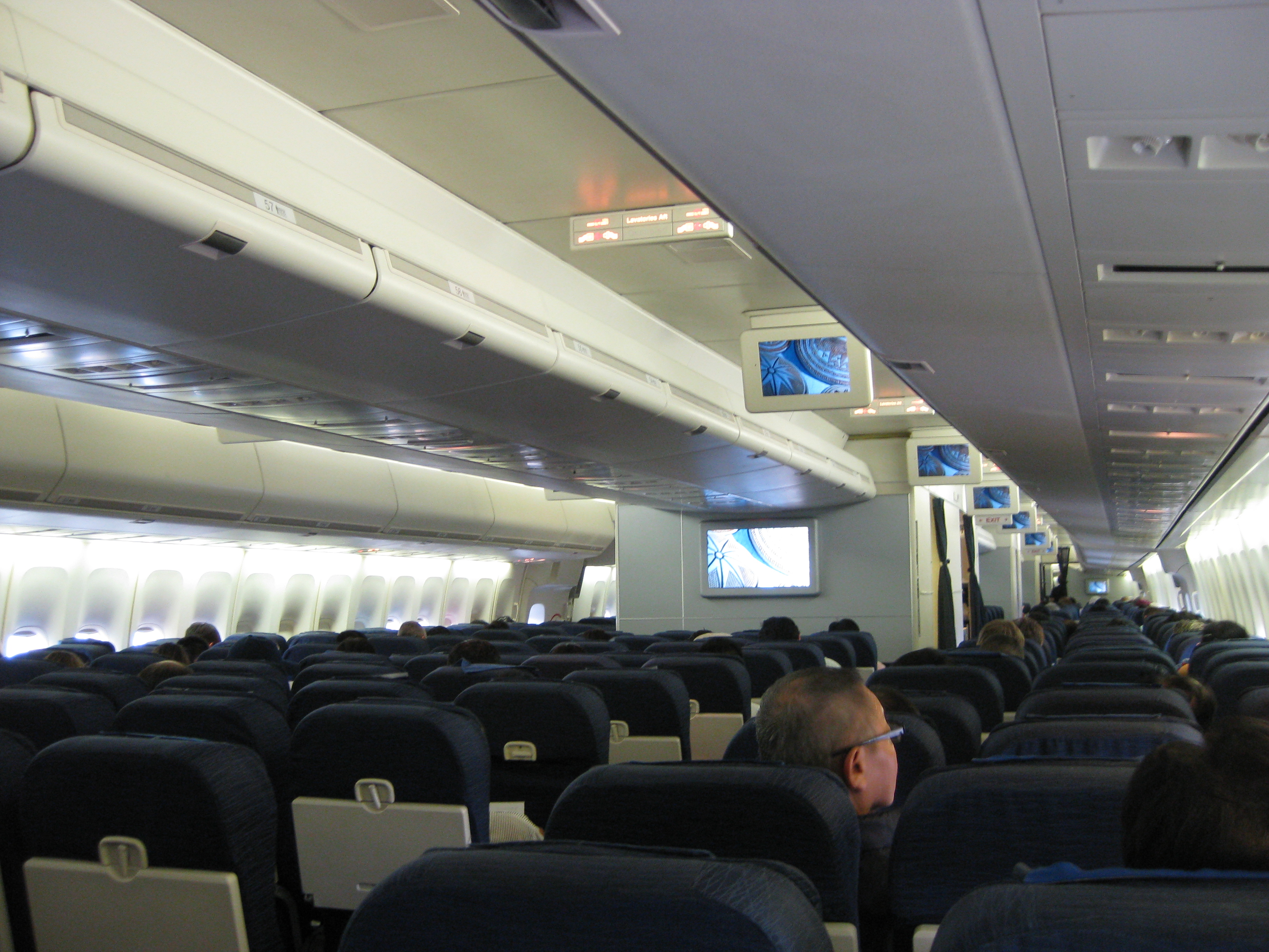 File United Airlines B747 400 Economy Cabin Jpg Wikimedia