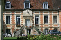 La façade de la demeure, que Jean-Jérome Molé avait construite en brique, style Louis XIII.