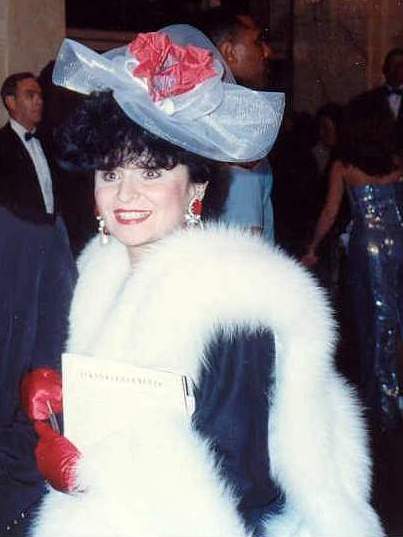 File:Yola Czaderska-Hayek at 62nd Academy Awards.jpg