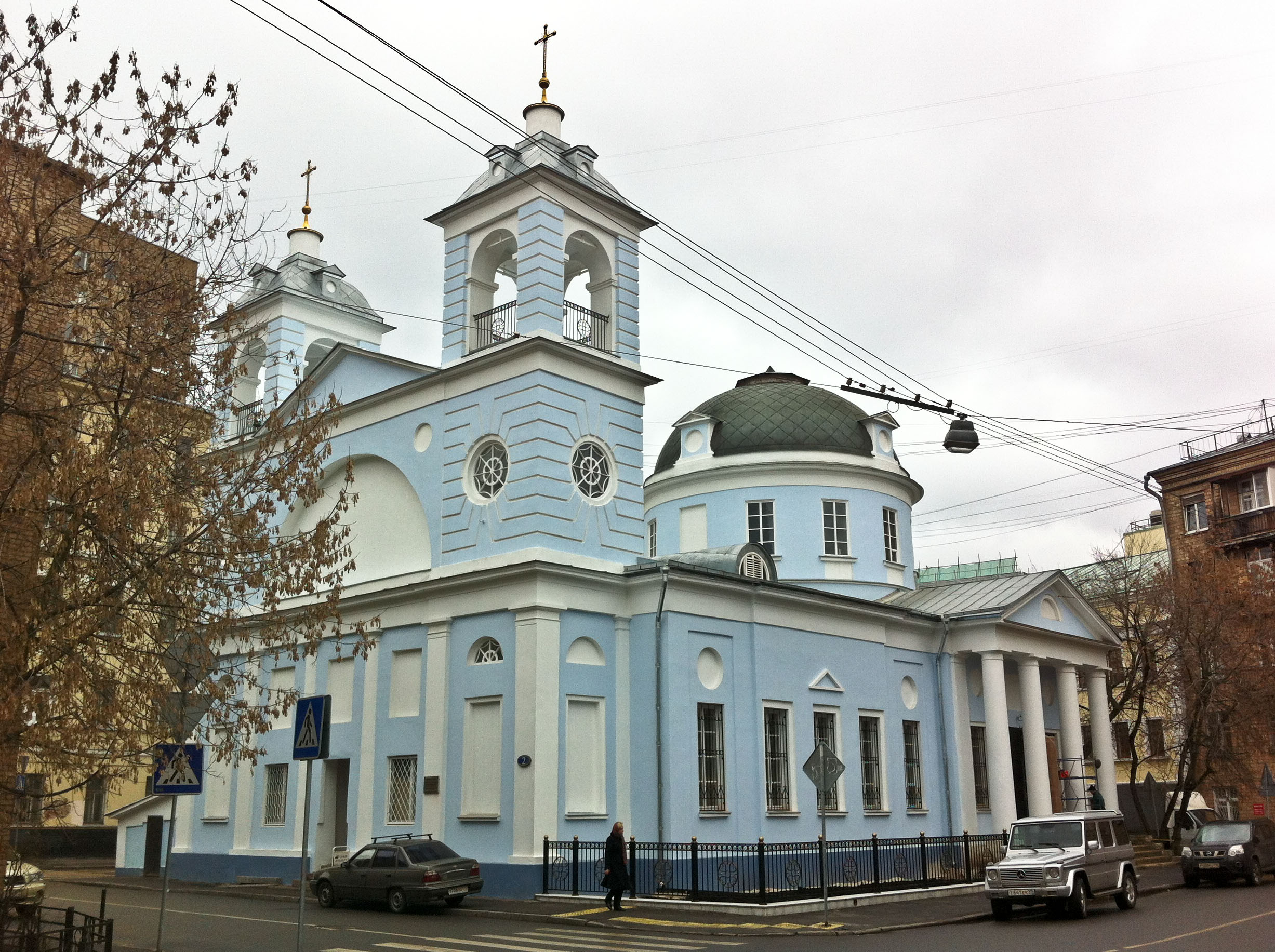 Храм успения пресвятой богородицы адрес. Храм Успения на Могильцах в Москве. Успенский храм на Могильцах Москва. Храм Успения Пресвятой Богородицы на Могильцах (Москва). Успенская Церковь на Могильцах.