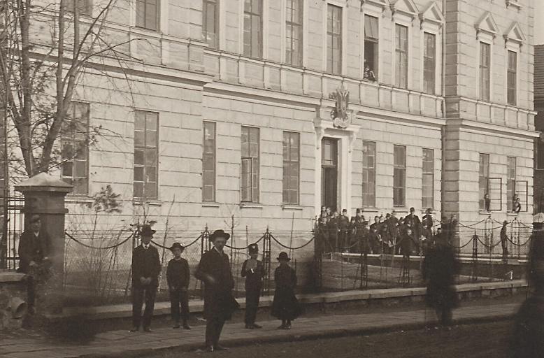 File:01910 2021-02-27 (38) Gymnasium in Sanok, Österreich-Ungarn (cropped).png