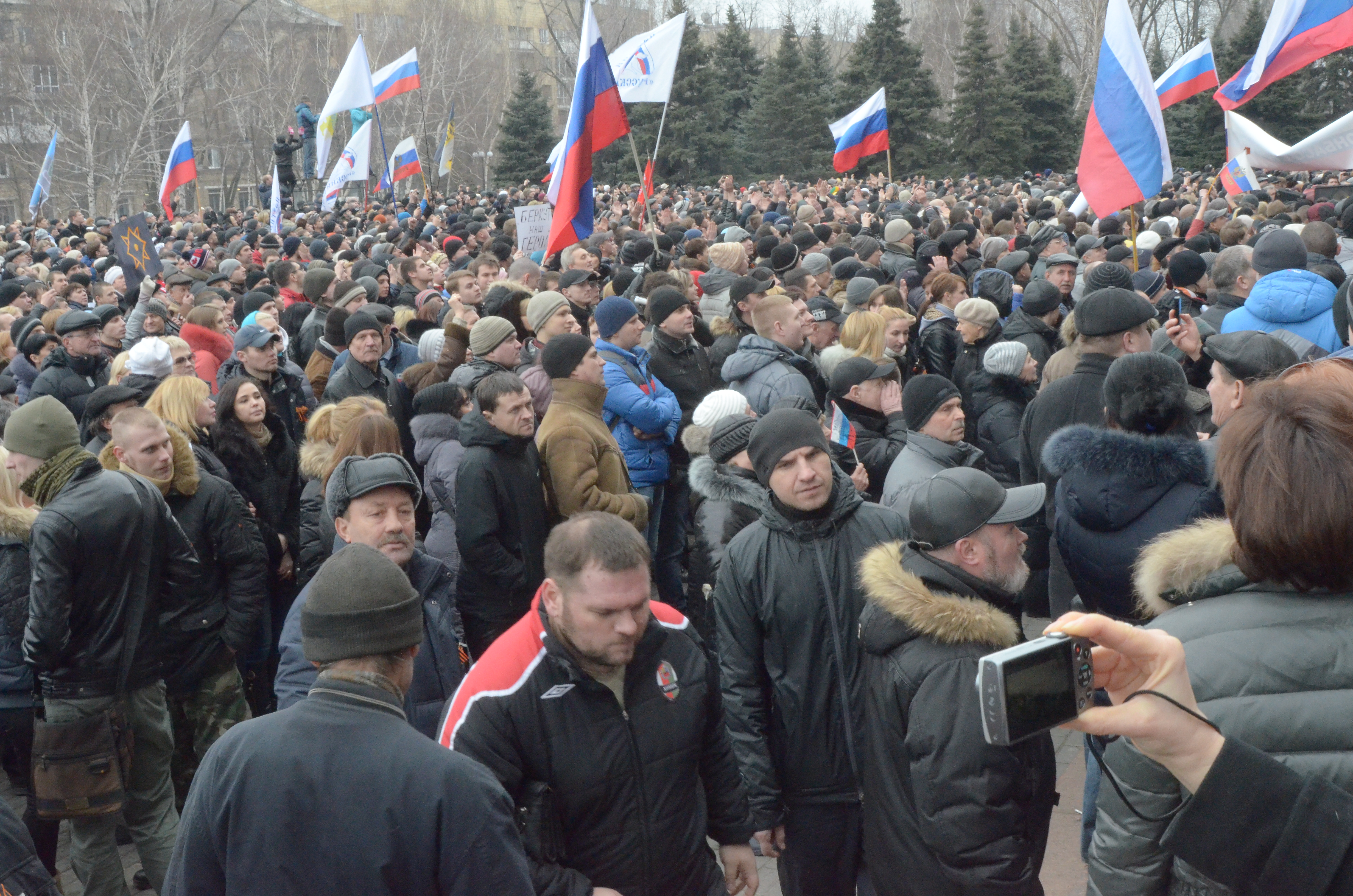 Донбасс 2014 год. Митинги в Донецке 2014 майдановские. Пророссийский митинг в Донецке. Пророссийские протесты Украина 2014. Митинги в Донецке в 2014 году.