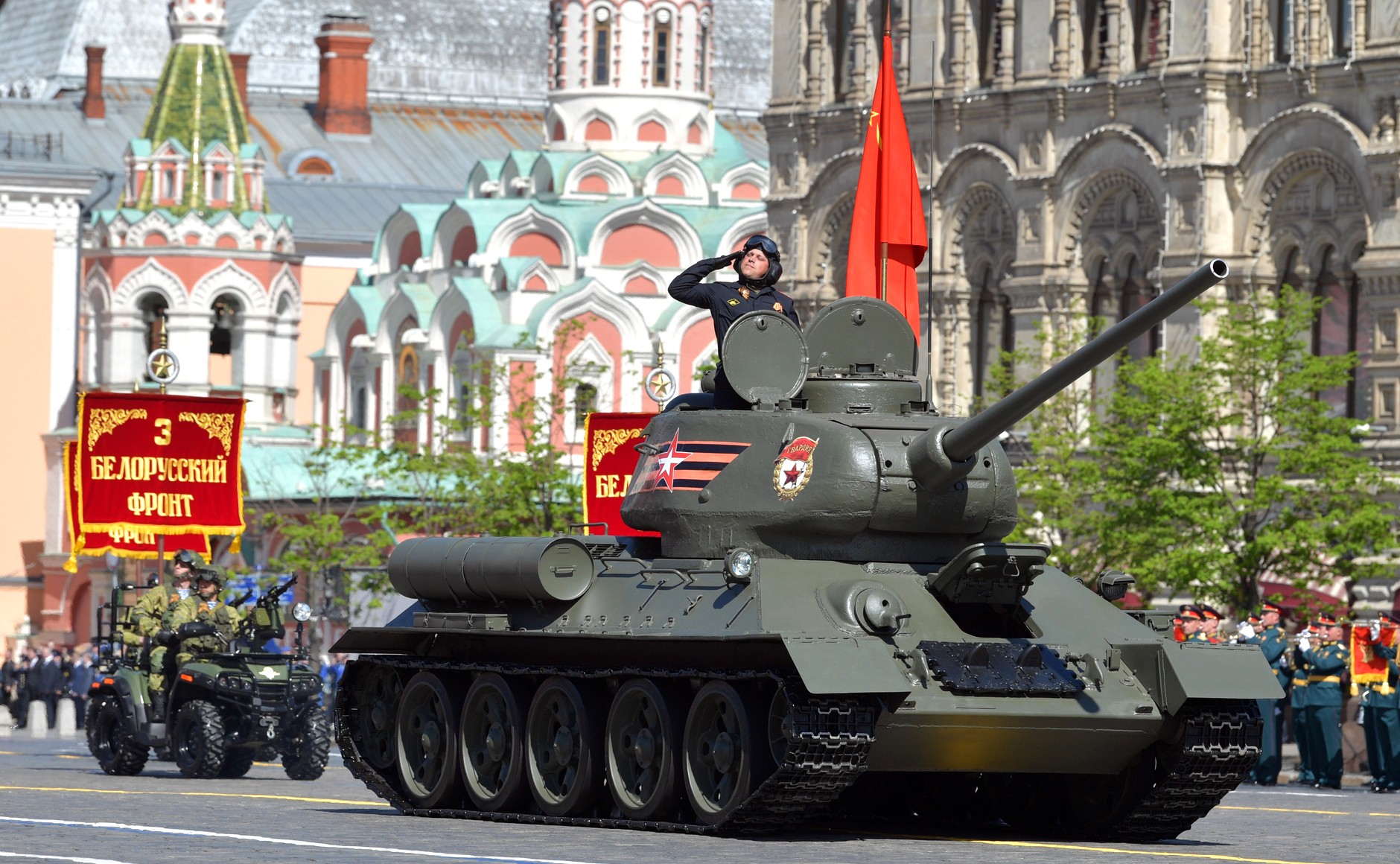 Т 34 победы. Т34-85 танк Победы. Танк т-34 на параде в Москве. Танк т 34 85 на параде. Т-34 на параде Победы в Москве.