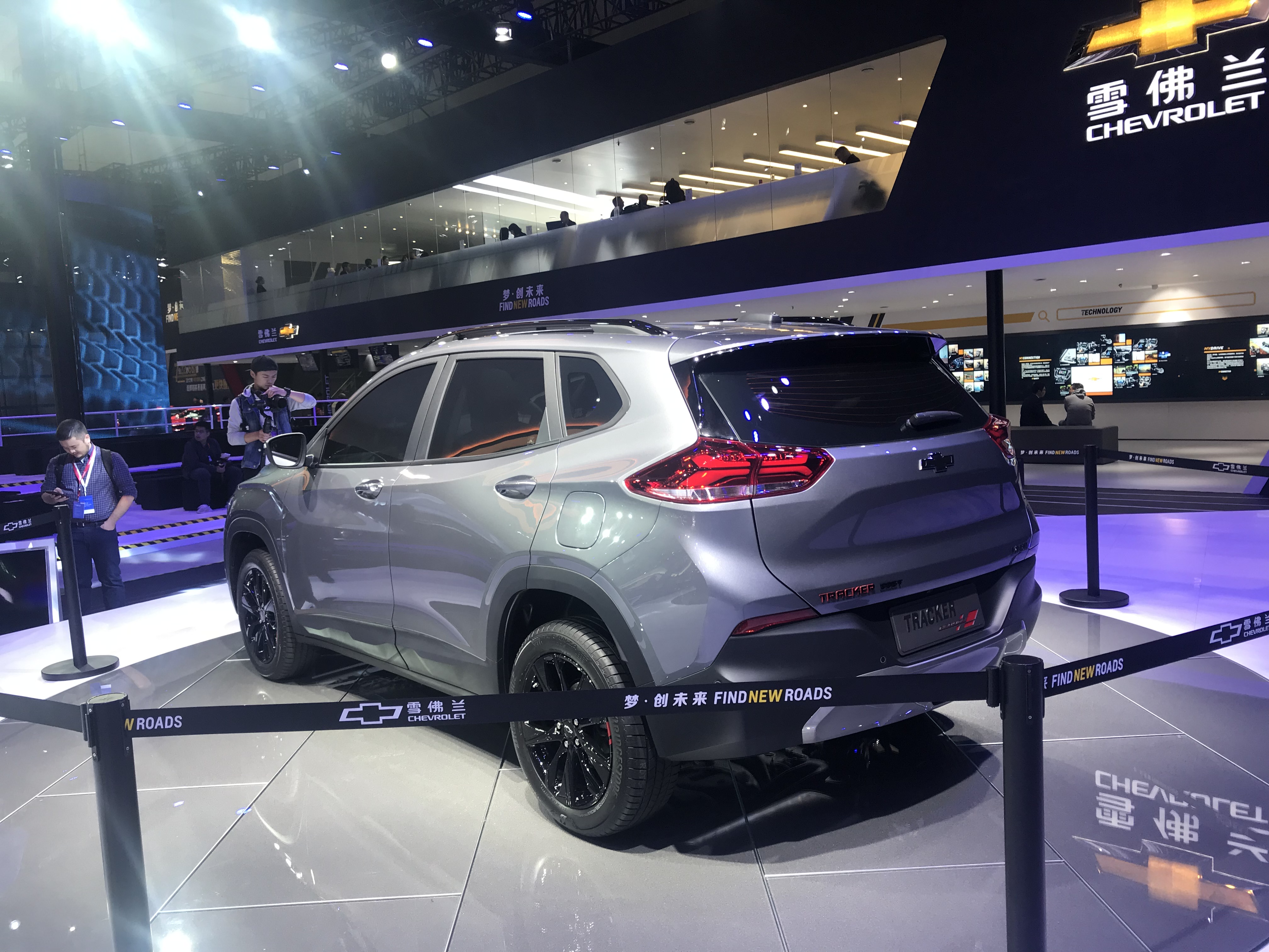 Тракер оф 3. Шевроле трекер 2019. Chevrolet Tracker 2020. Chevrolet Trax 2022. Скайвэй автомобиль кроссовер.