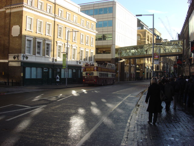 File:A200, Tooley Street - geograph.org.uk - 1135623.jpg