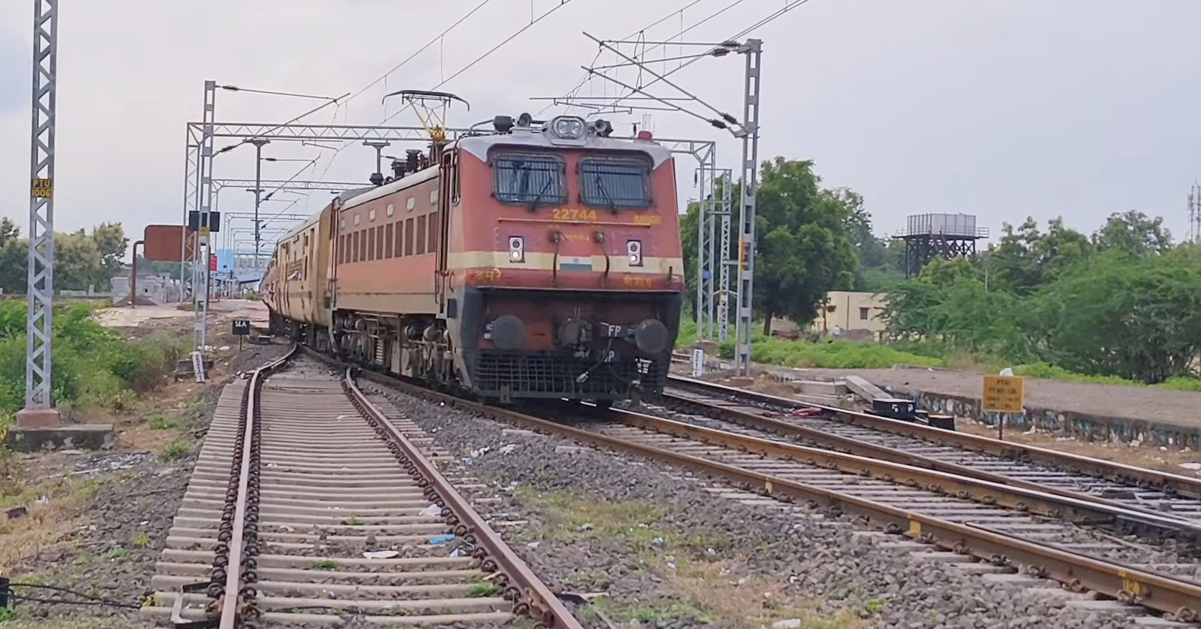 Aurangabad-Guntur_Express_departing_from_Partur