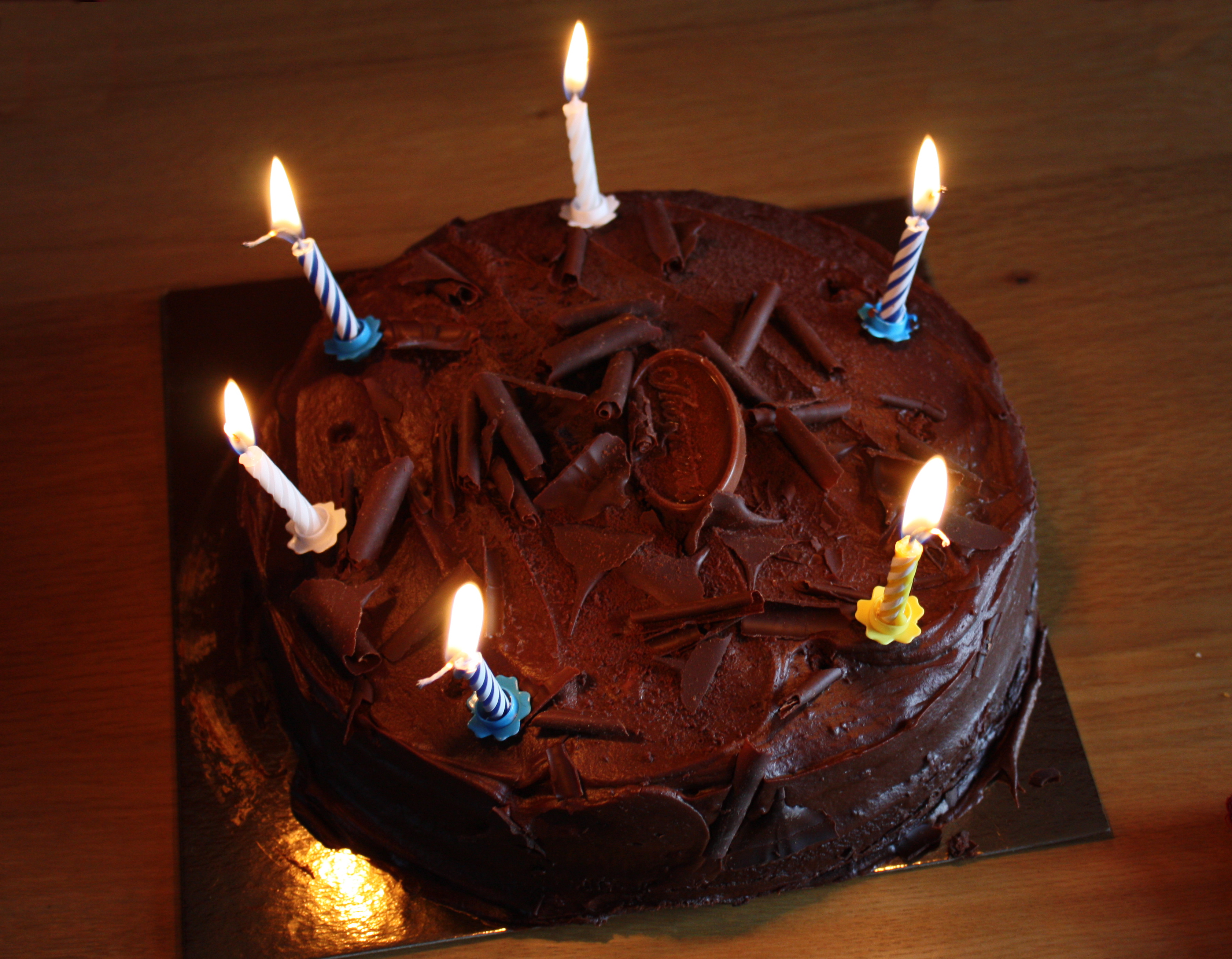 File:Birthday cake with 6 candles.JPG - Wikimedia Commons