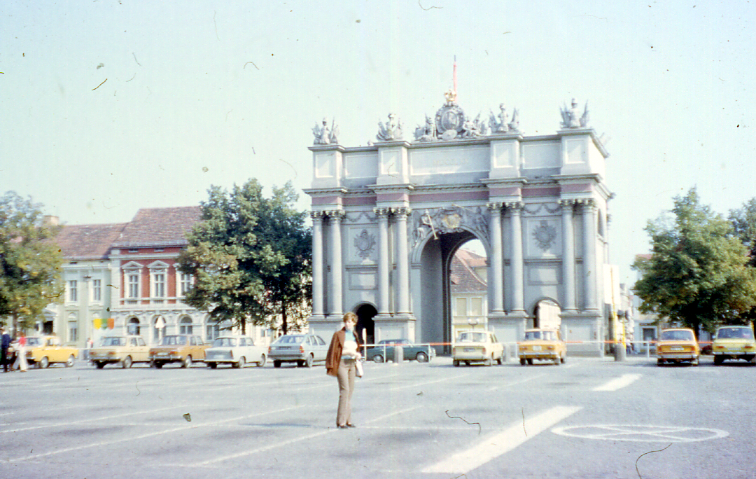 Brandenburger_Tor_in_Potsdam_in_1984%2C_Germany.png