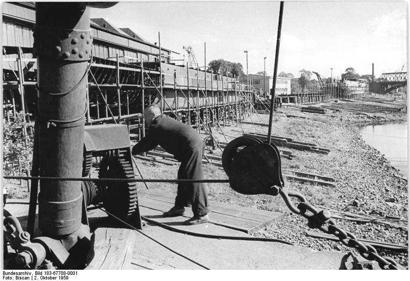 File:Bundesarchiv Bild 183-67708-0001, VEB Schiffswerft Rosslau, Teilansicht.jpg