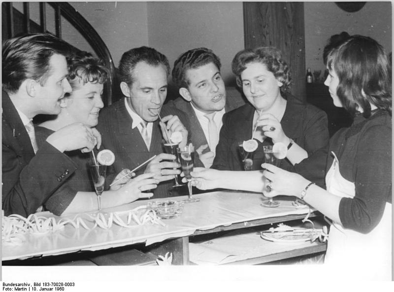 File:Bundesarchiv Bild 183-70028-0003, Berlin, Neujahrsfest Arbeiter- und Landjugend.jpg