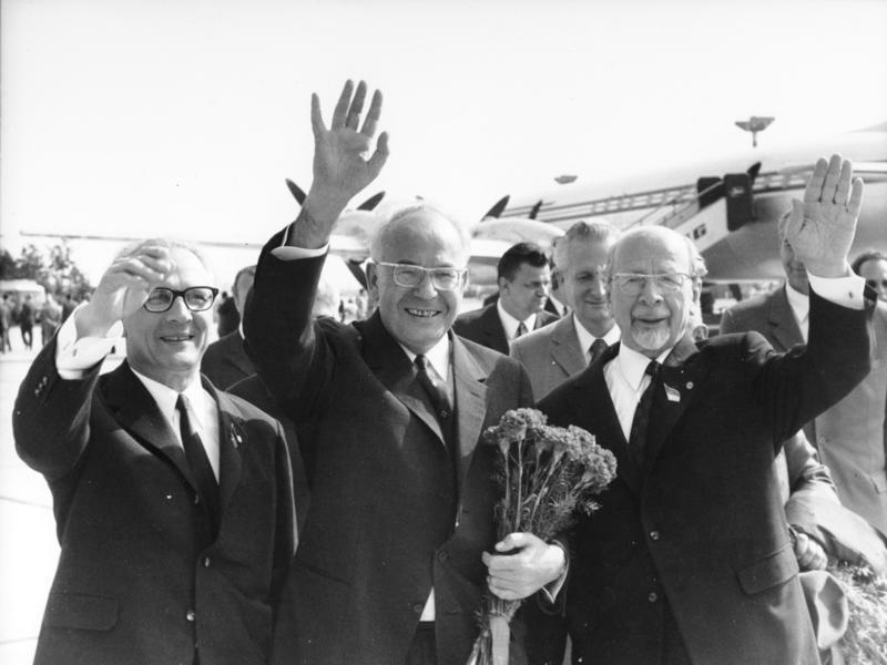 File:Bundesarchiv Bild 183-K0614-0006-003, Berlin, VIII. SED-Parteitag, Honecker, Husak, Ulbricht.jpg