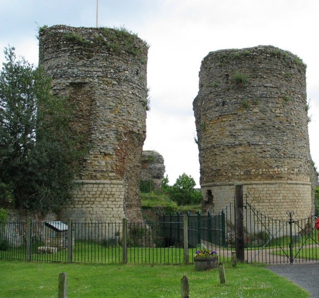 File:Bungay - Castle Remains.jpg