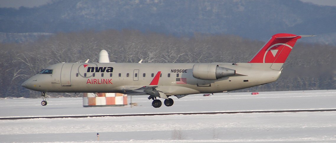 CRJ landing at La Crosse (365374399).jpg