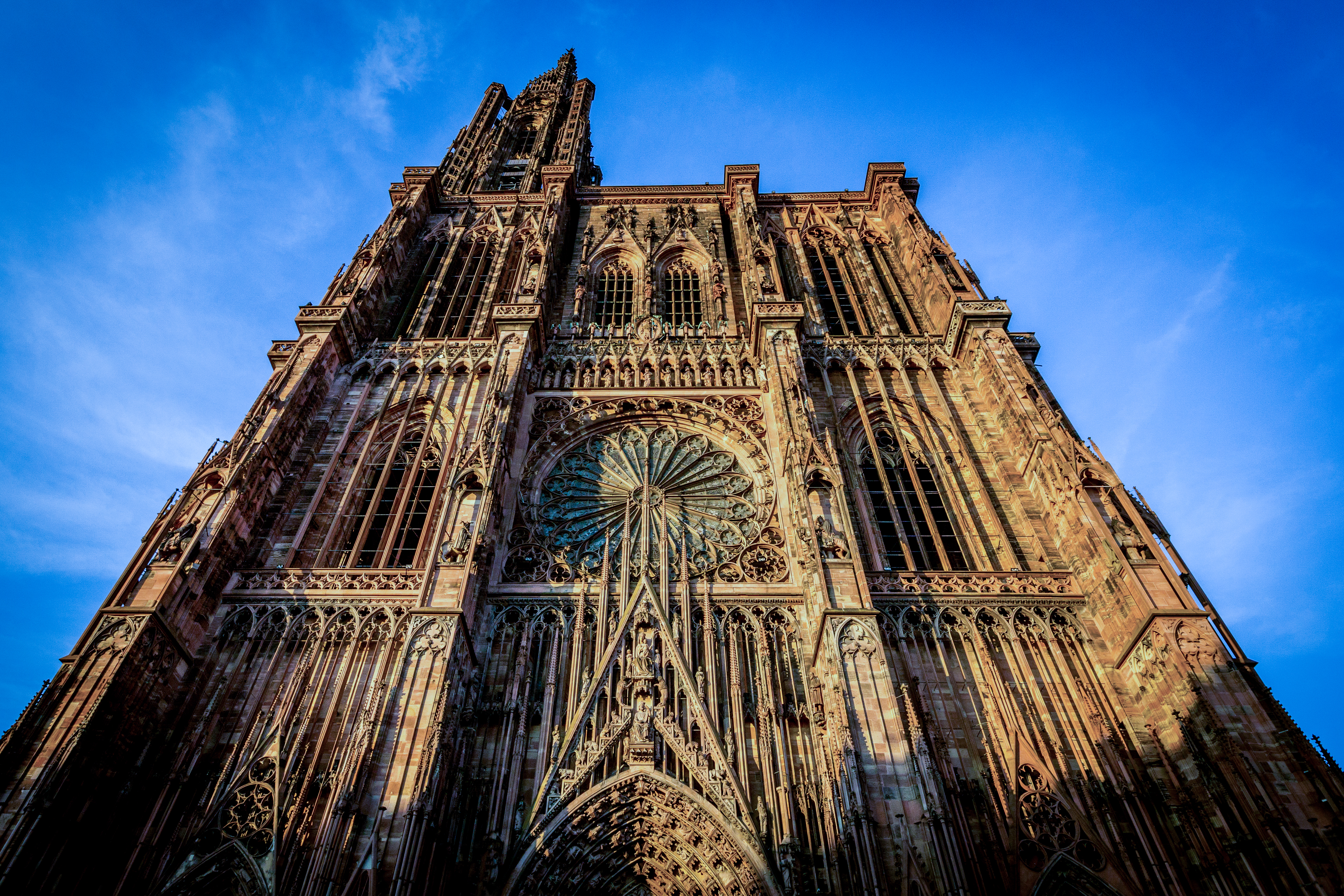 Das Münster ist ein Wahrzeichen von Straßburg.