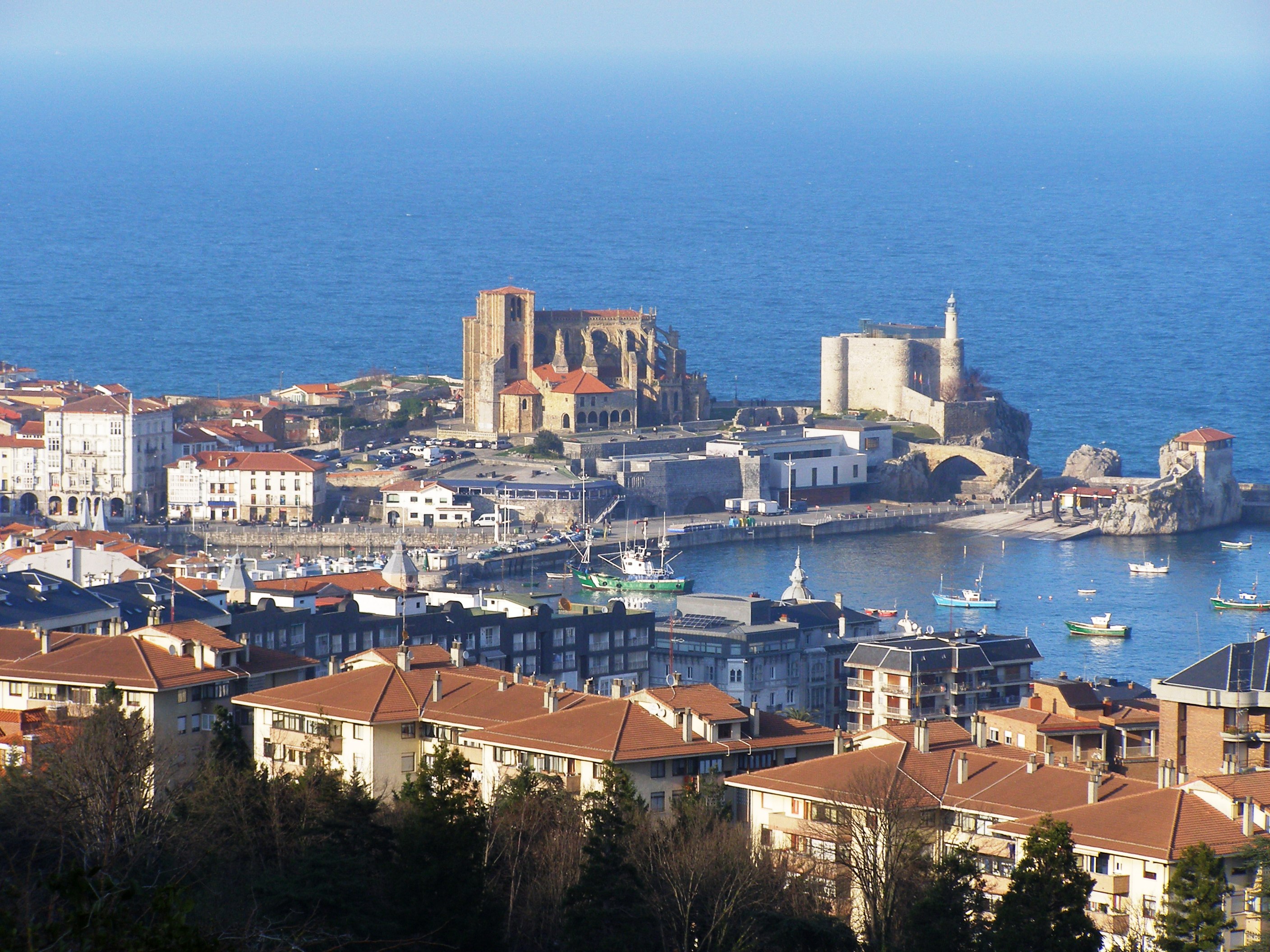 File:Centro de Castro Urdiales.jpg - Wikimedia Commons