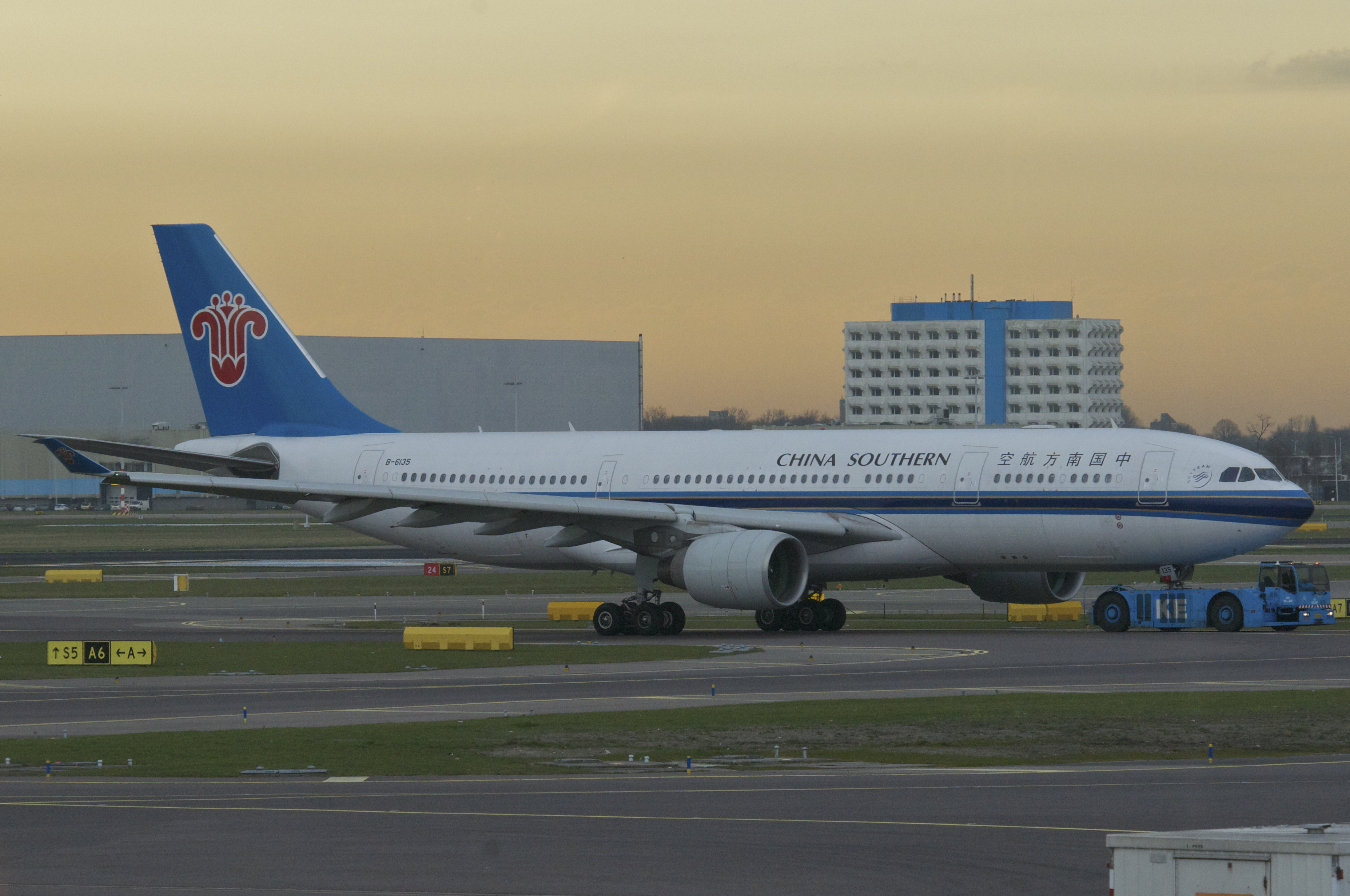 Чайна саузерн. Airbus a330 China Southern Airlines. Airbus a330-200 China Southern Airlines. Аэробус а330 China Southern Airlines. China Southern Airlines аэропорт.