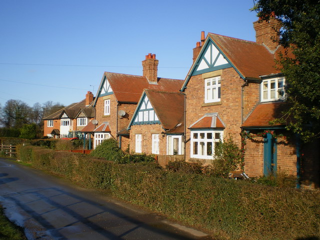 File:Cottages at The Sands - geograph.org.uk - 1626986.jpg