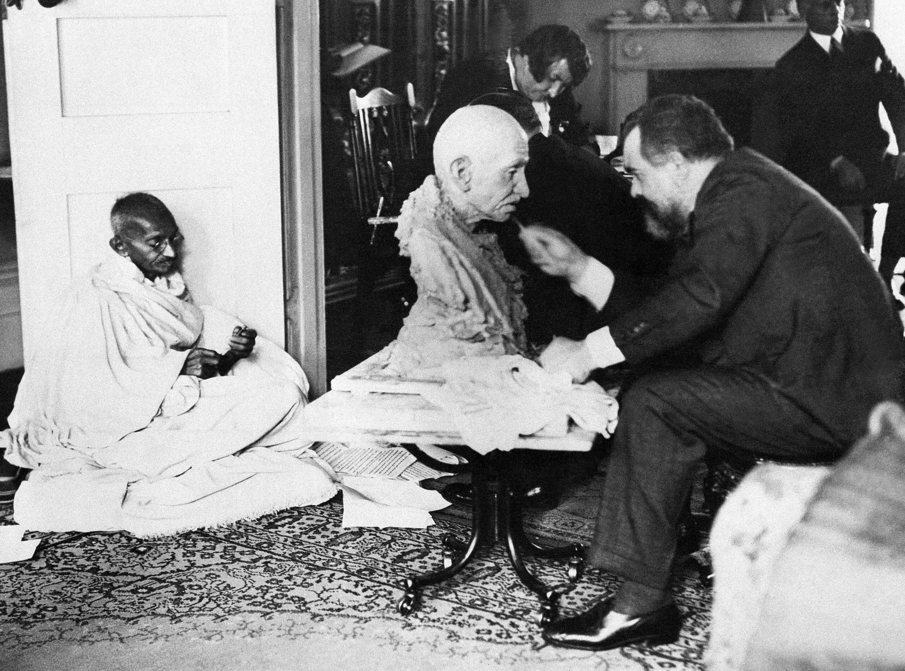 File:Jo Davidson works on the bust of Mahatma Gandhi in 1931.jpg - Wikimedia Commons