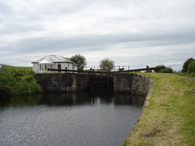 File:Lock and lock keepers cottage Forth and Clyde Canal - geograph.org.uk - 55313.jpg