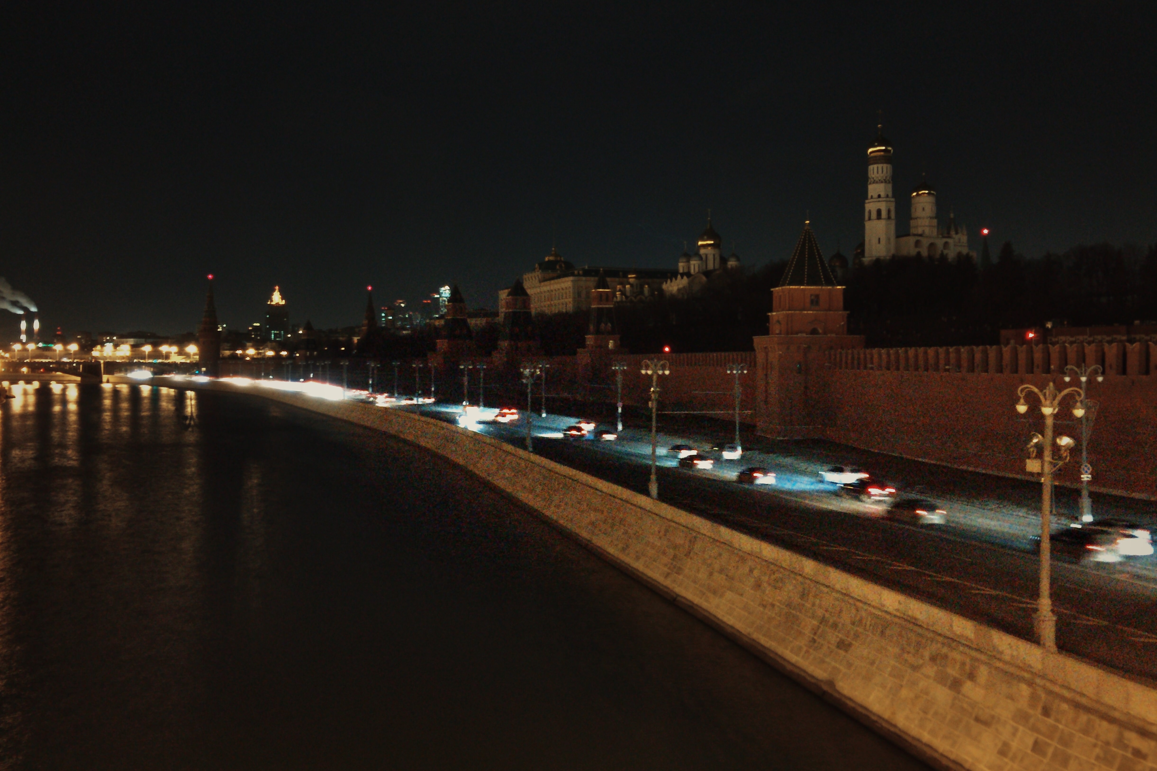 Москворецкая набережная ночью. Белые ночи в Москве. Светлая ночь в Москве. Вид из машины Казань Кремлевская набережная.