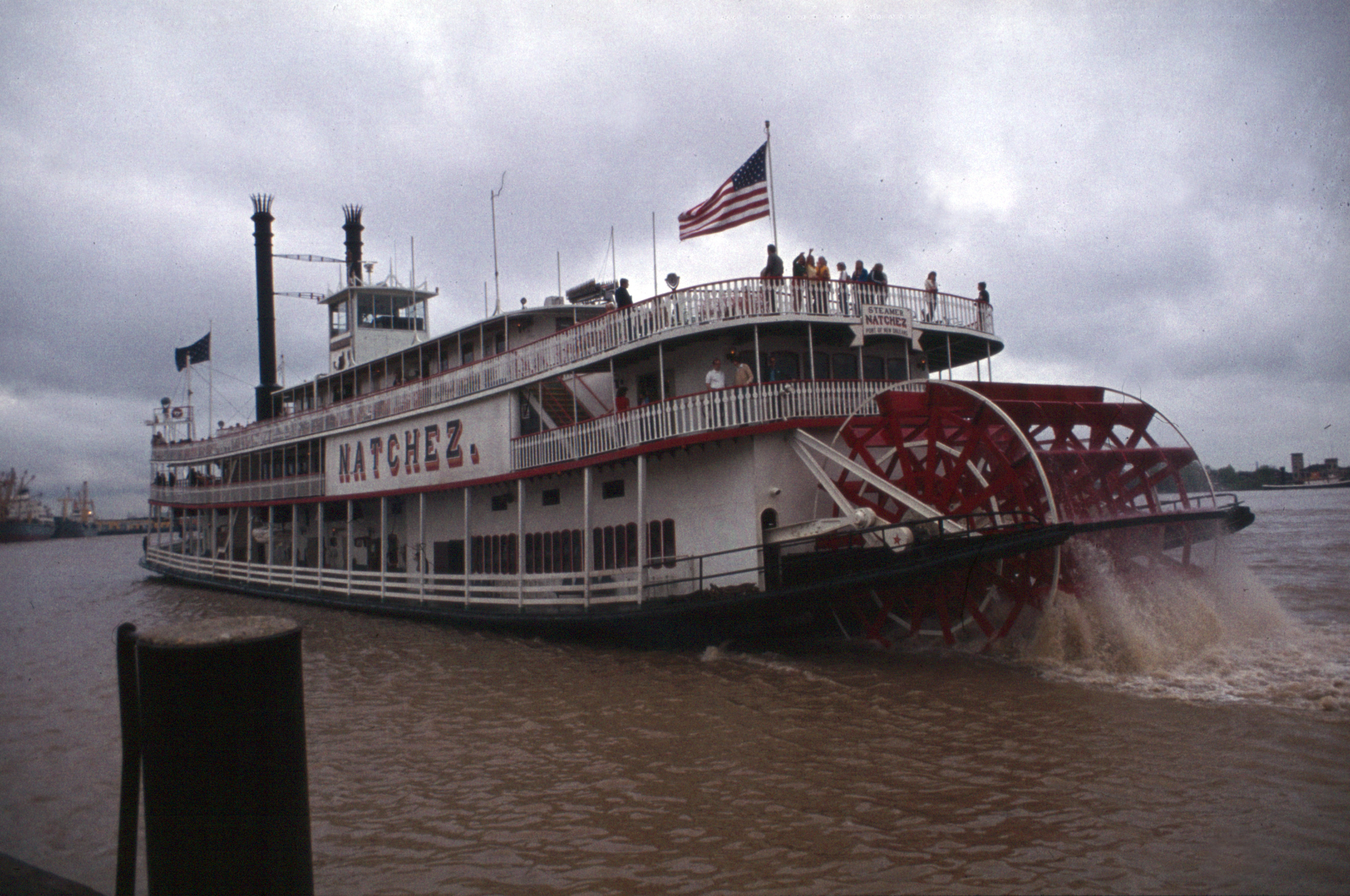 File:New Orleans-04-Mississippi-Dampfer-1980-gje.jpg - Wikimedia Commons