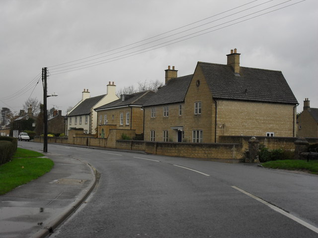 File:New houses in Fairford - geograph.org.uk - 1639142.jpg