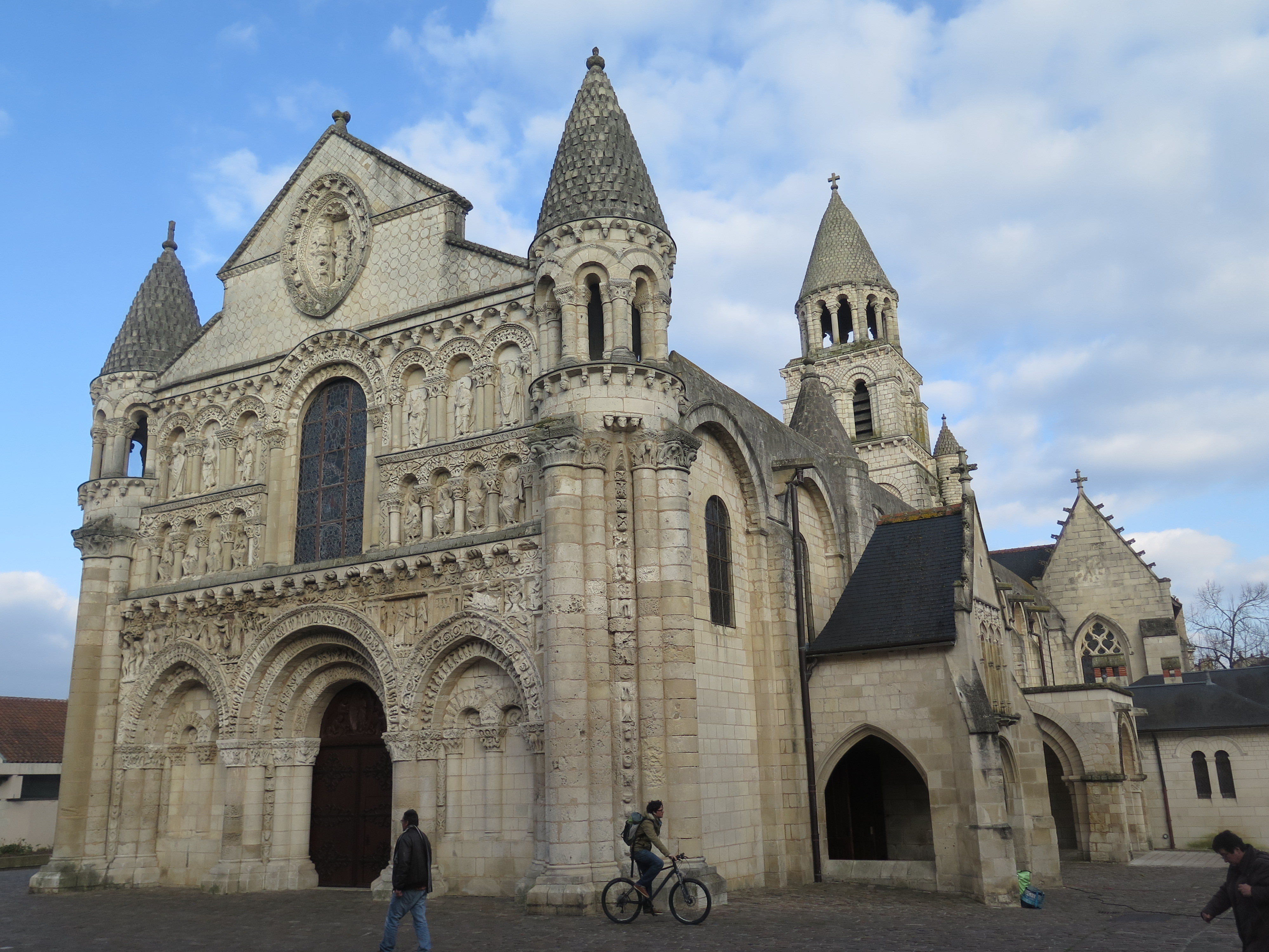 Романская архитектура. Храм крепость романский стиль. Église notre-Dame la grande, Пуатье Église notre-Dame la grande, Пуатье -. Пуатье достопримечательности. Архитектура романского периода.