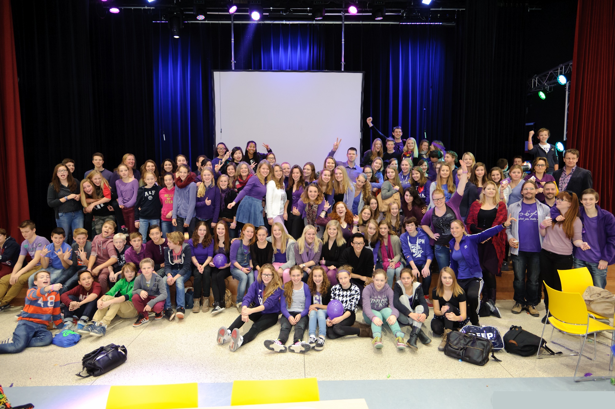 Students of Het Baarnsch Lyceum dressed in purple on Paarse Vrijdag 2013