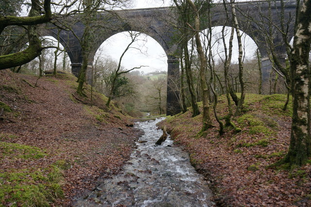 Part of the old Viaduct,close to Bedford Bridge - geograph.org.uk - 3809861