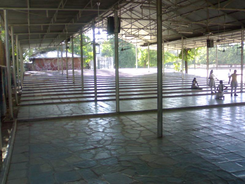 File:Sheth C.N Vidyalaya Prayer Hall.jpg