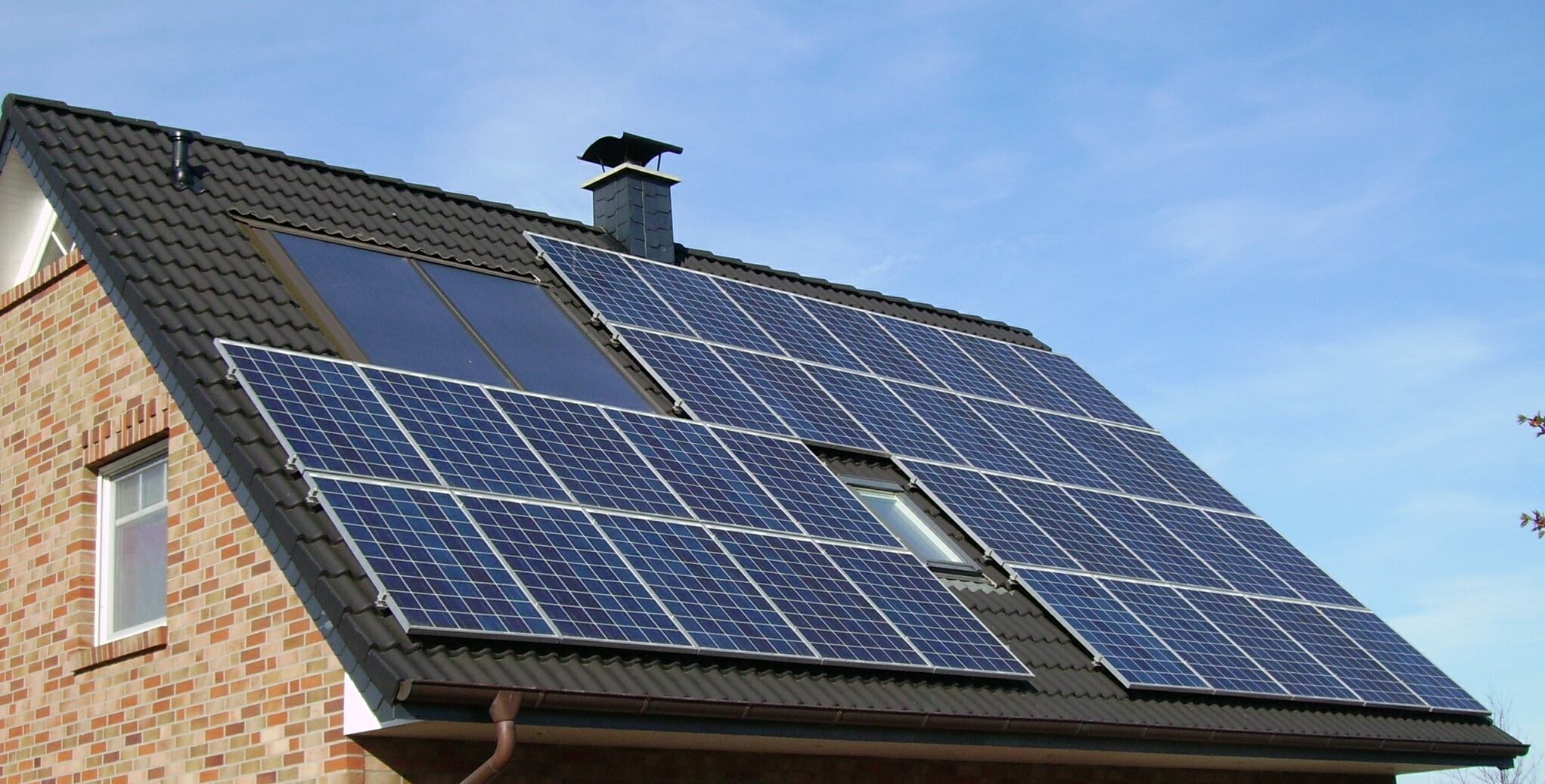 Solar_panels_on_a_roof.jpg