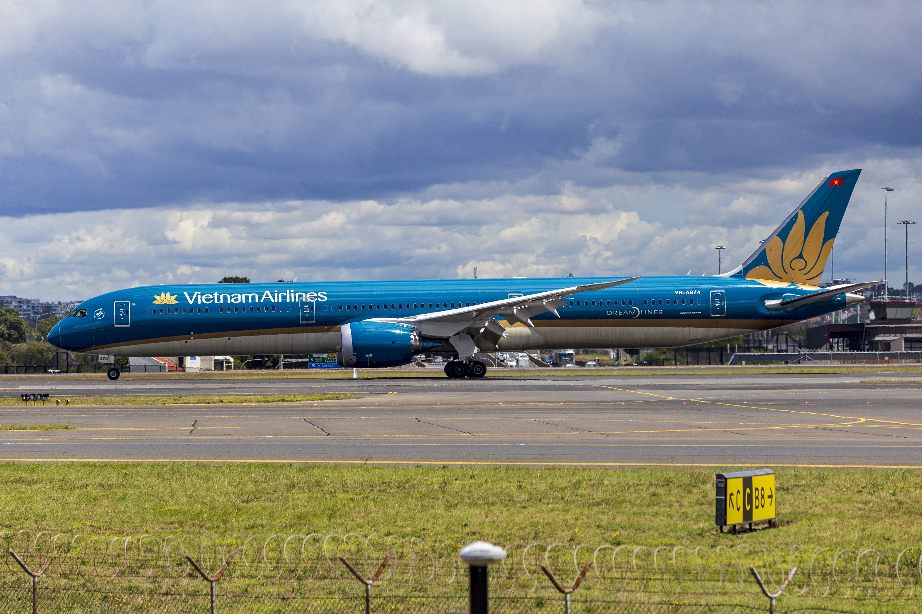 File:Vietnam Airlines (VN-A874) Boeing 787-10 Dreamliner at Sydney Airport (5).jpg - Wikimedia Commons