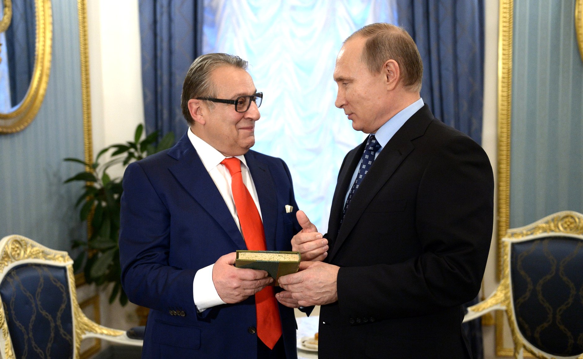 https://upload.wikimedia.org/wikipedia/commons/e/e1/Vladimir_Putin_and_Gennady_Khazanov_%282015-12-01%29_01.jpg