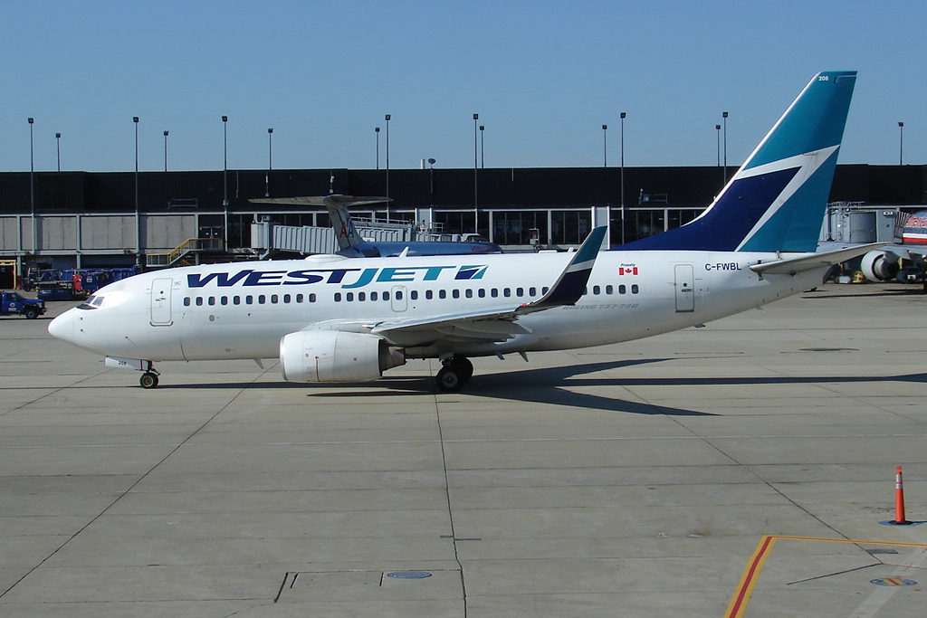 WESTJET Boeing 737-700 (C-FWBL) (7340001882).jpg