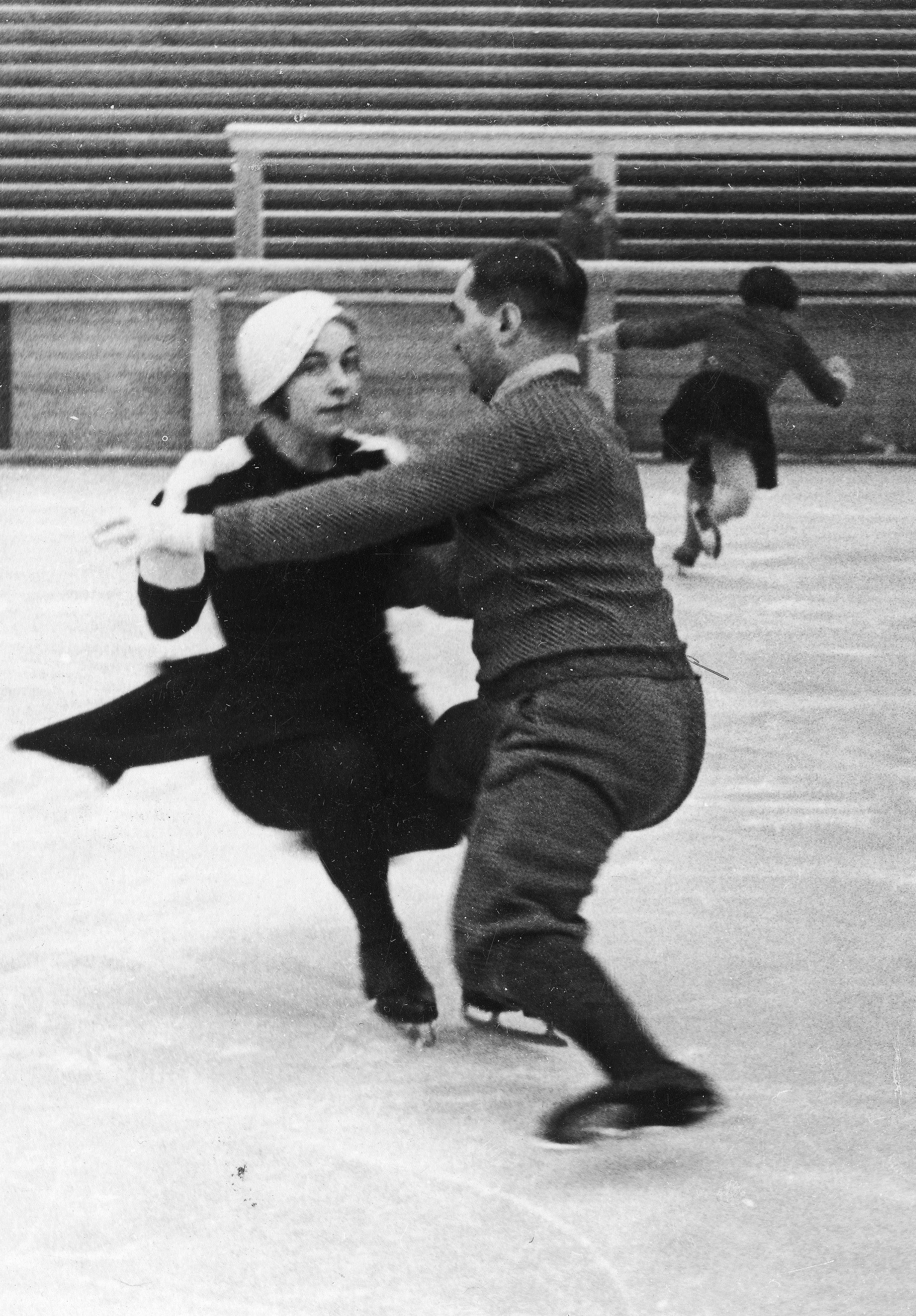 [[Zofia Bilorówna]] and Tadeusz Kowalski pair skating in 1934.