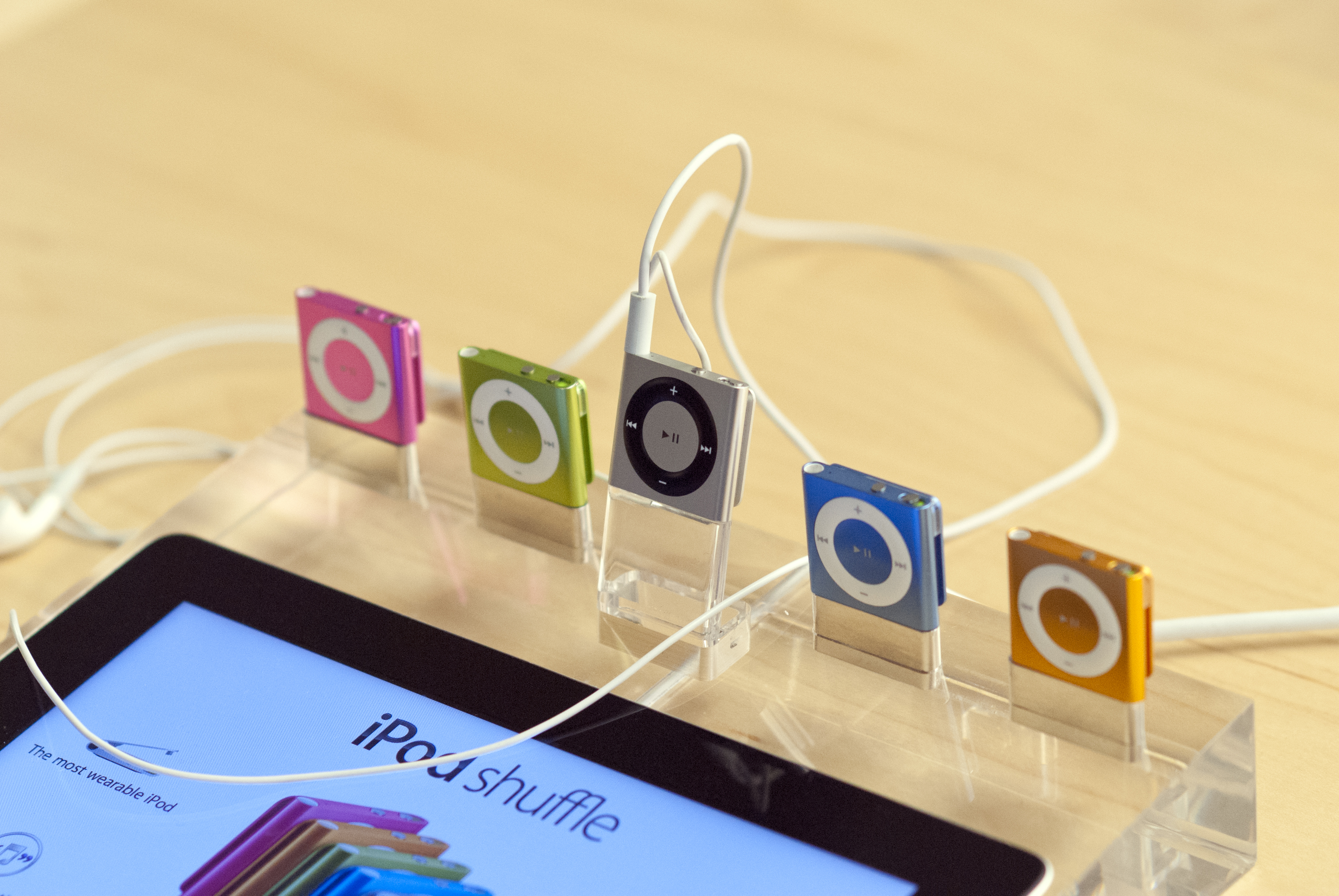 2010 iPod Shuffle 4th Generation Unveiled - The Buttons Are Back