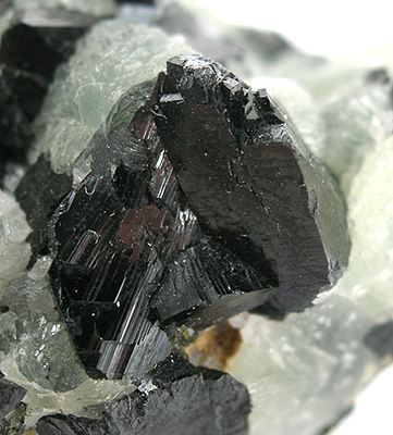 File:Babingtonite-Prehnite-mrz231d.jpg