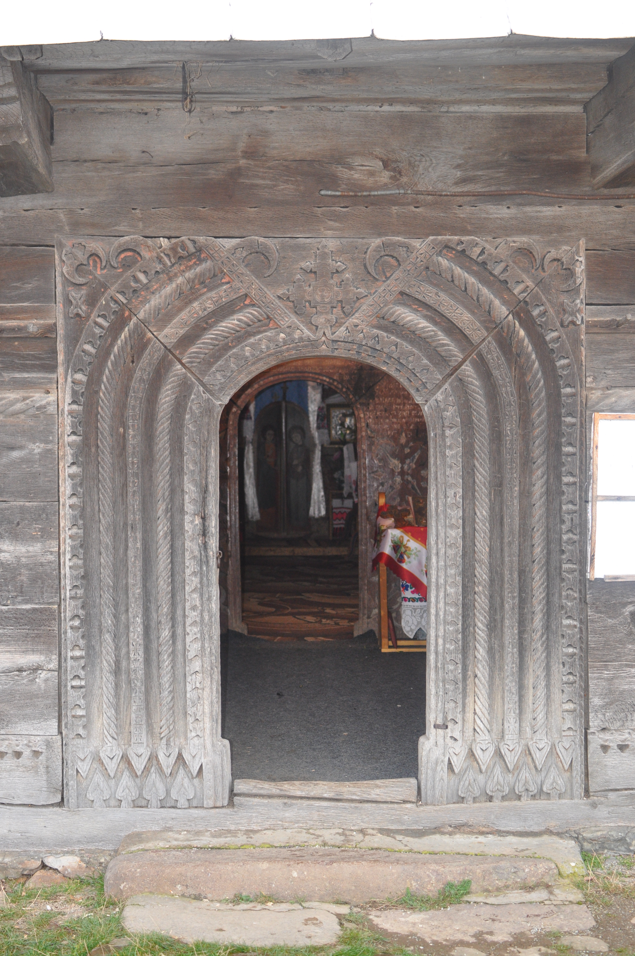 يرجى تأكيد ميداني شطرنج  File:Biserica de lemn Bradet, BH, detaliu usa intrare.JPG - Wikimedia  Commons