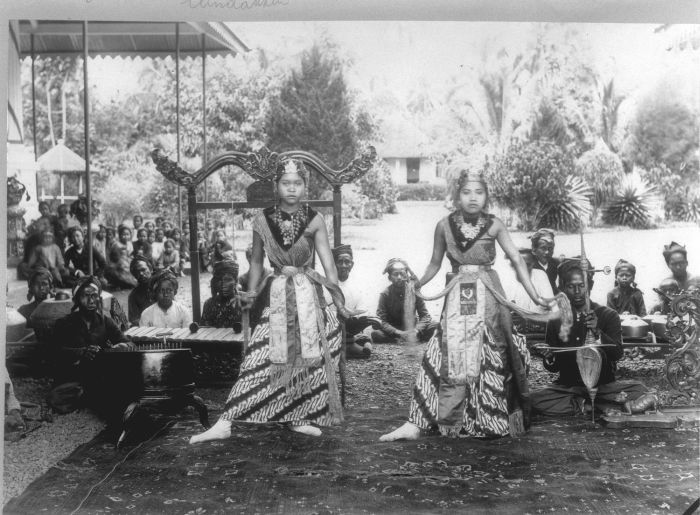 File:COLLECTIE TROPENMUSEUM Dansvoorstelling tijdens een feest van een regent uit de Preanger TMnr 60009261.jpg