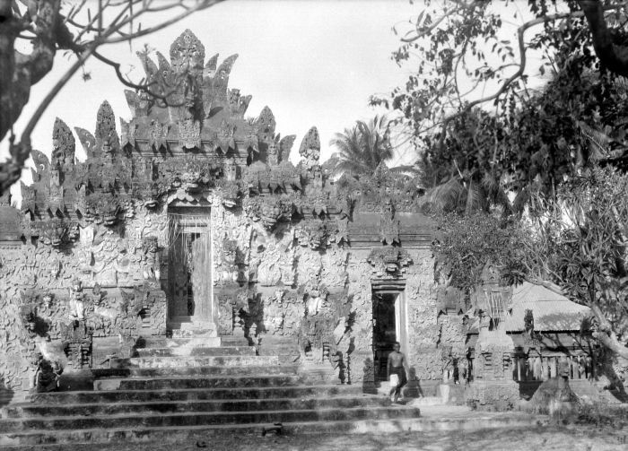 File:COLLECTIE TROPENMUSEUM Een poort van de Pura Beji TMnr 10028239.jpg