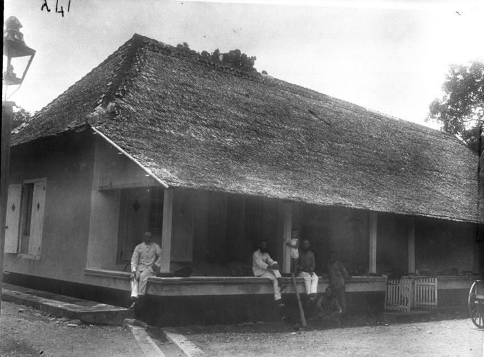 File:COLLECTIE TROPENMUSEUM Leden van de expeditie van Wichmann bij een modern stenen huis Molukken 1903 TMnr 60012050.jpg