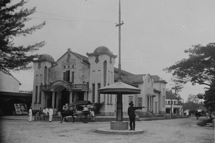 File:COLLECTIE TROPENMUSEUM Verkeersagent op het kruispunt voor een bioscoop in Medan, met affiches van de film The Lesson uit 1918 met Constance Talmadge TMnr 60047739.jpg