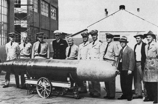File:Captain Theodore Westfall and Captain Carl Bushnell of the Bureau of Ordnance, inspect the Naval Torpedo Station's first Mk 14, 1943.jpg