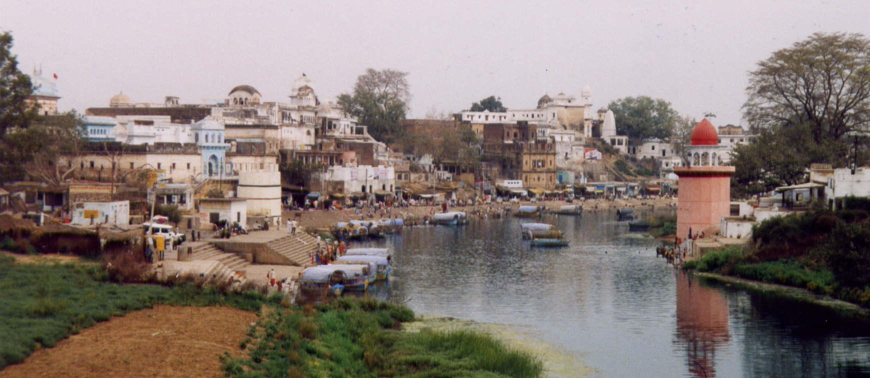 File:Chitrakoot bathing ghats on the Mandakini River INDIA.jpg - Wikimedia Commons