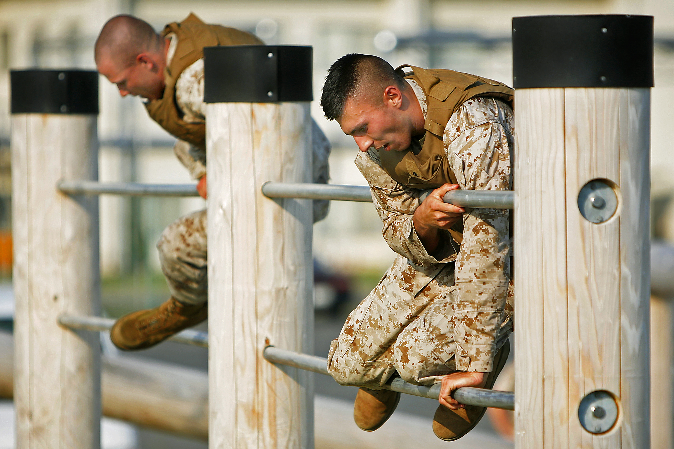 Армия смелая сильная. Военные занимаются спортом. Мужественные и сильные. Мужчина в военной форме занимается спортом. Как тренируют военное дело.