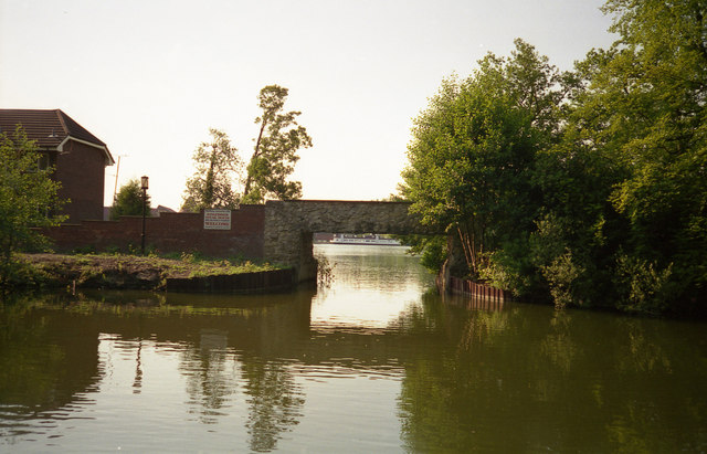 File:Entrance to Wharfenden Lake, Basingstoke Canal - geograph.org.uk - 791706.jpg